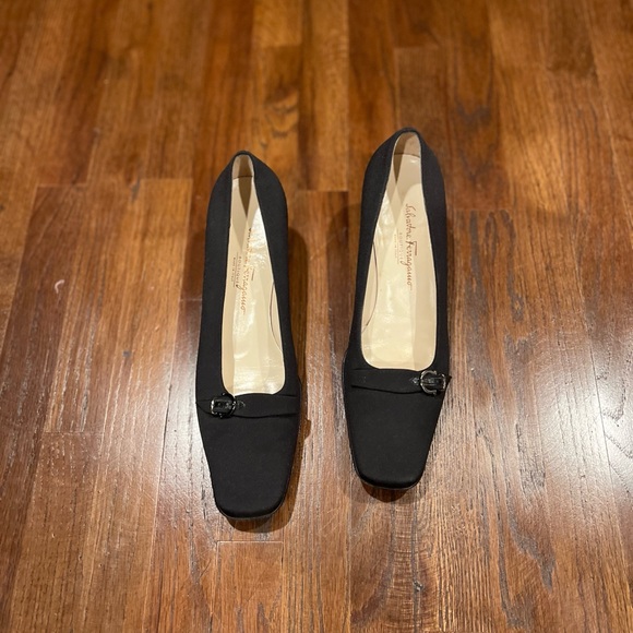 Ferragamo Authentic Salvatore Ferragamo Minuetto Black Pumps - Picture 3 of 10